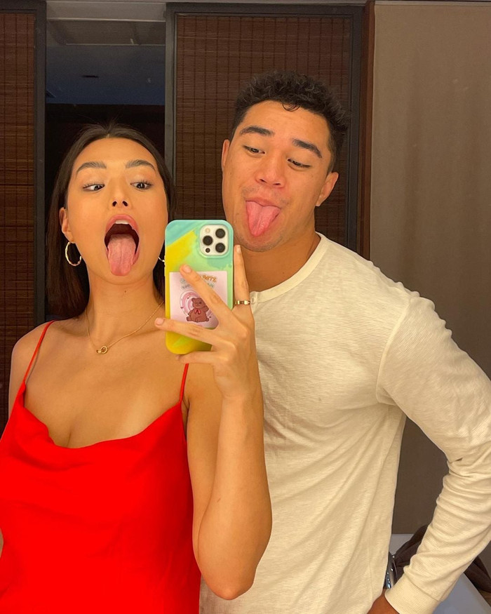 Người yêu của Tân Hoa hậu Hoàn vũ Thái Lan  sở hữu gương mặt điển trai, làn da nâu cùng một hình thể quyến rũ, săn chắc. 