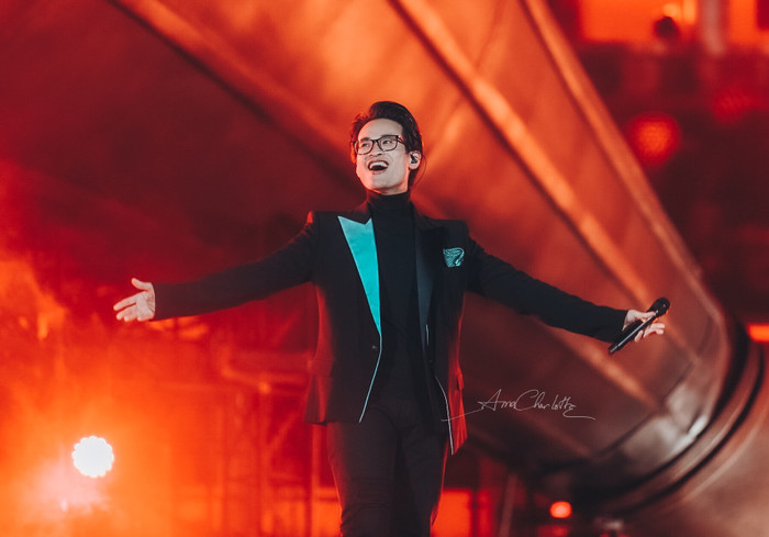 Đoạn clip mới đây khi lại hành động rất nhân văn của Hà Anh Tuấn khi nhìn thấy khán giả của mình chìm giữa 'biển người'. 