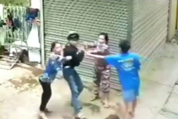 Nam thanh niên bị người dân vây bắt. Ảnh cắt từ clip