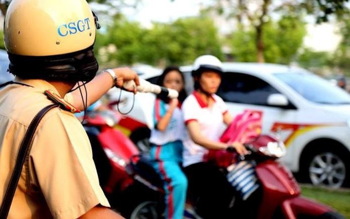 Xử phạt nghiêm vi phạm quy định đội mũ bảo hiểm khi tham gia giao thông Ảnh 2