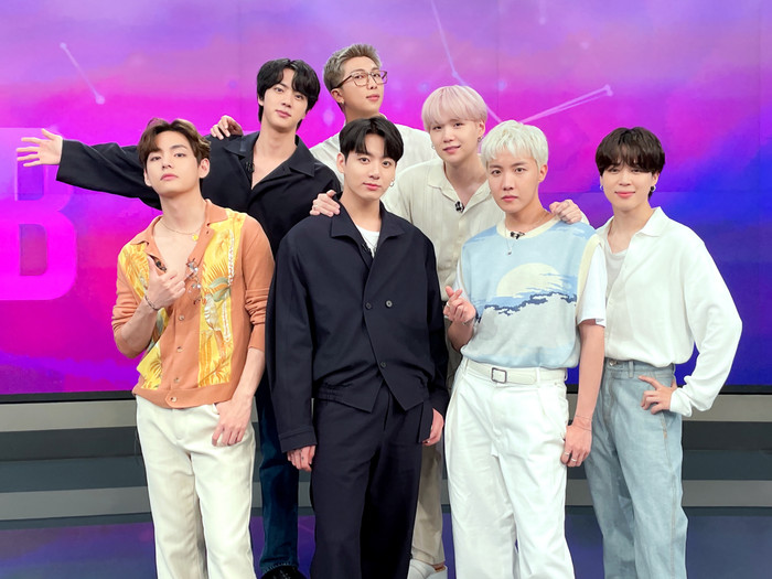 Permission to Dance và DNA của BTS đã đạt thành tích này.