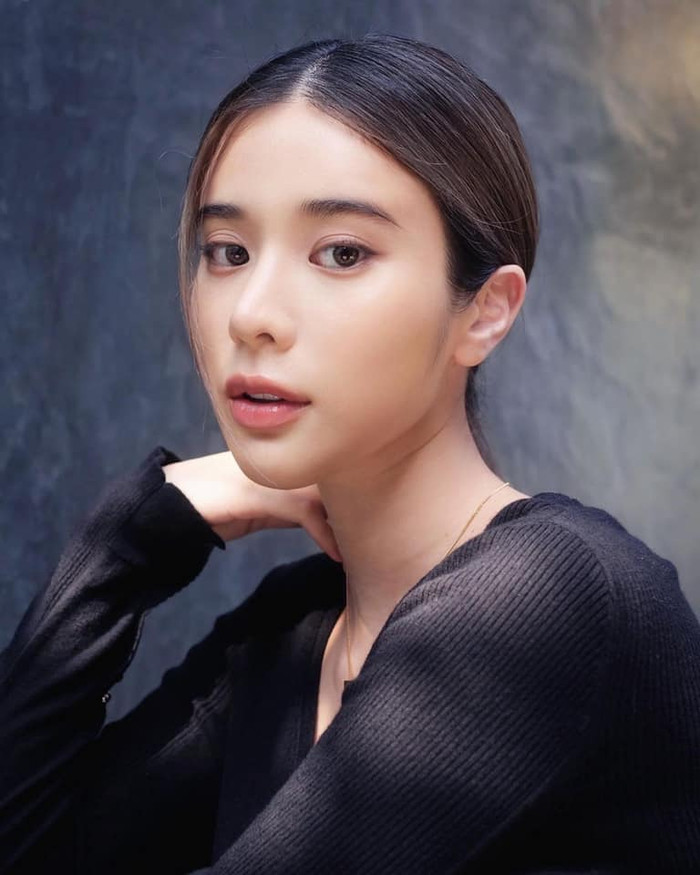 Cô nàng thu hút sự chú ý bởi sự nghiệp phim ảnh nở rộ và mối tình đẹp với bạn trai điển trai, tài năng.