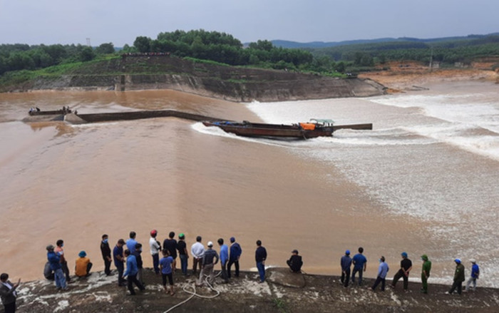 Giải cứu thành công 7 người trong đoàn cán bộ mắc kẹt giữa sông Thạch Hãn sau tai nạn trôi tàu Ảnh 2