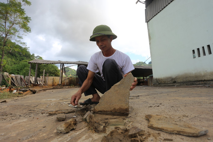 Sân công ty nứt nẻ, bóc thành từng mảng