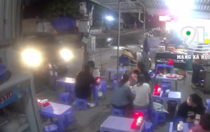 Clip: Xe ô tô bất ngờ lao thẳng vào quán ăn, thực khách hoảng loạn bỏ chạy thoát thân Ảnh 2