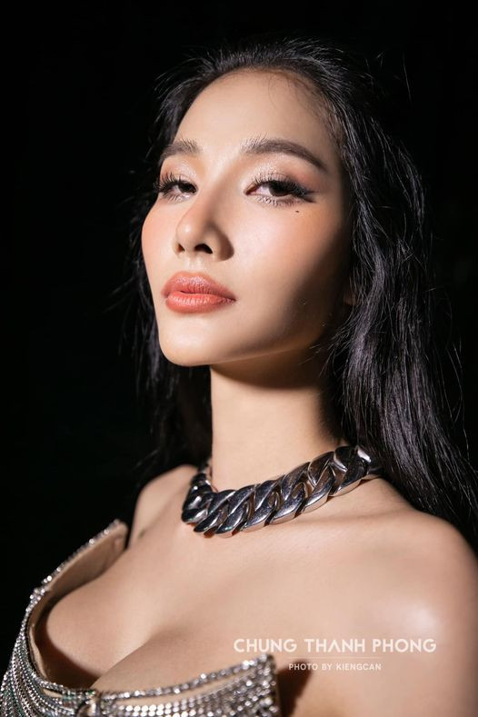 Hình ảnh Hoàng Thuỳ trong buổi diễn của NTK Chung Thanh Phong