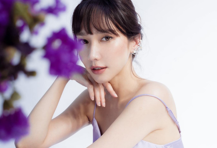 Aum Patcharapa là cái tên không còn xa lạ đối với mọt phim Thái và những ai quan tâm đến Tbiz. Người đẹp được mệnh danh là 'mỹ nhân không tuổi' khi nhan sắc trẻ hóa theo thời gian. Bất chất tuổi tác, Aum Patchrapa sở hữu nét đẹp tựa đôi mươi, vẫn giữ được vóc dáng mảnh mai, thon gọn cùng làn da trắng nuột nà.