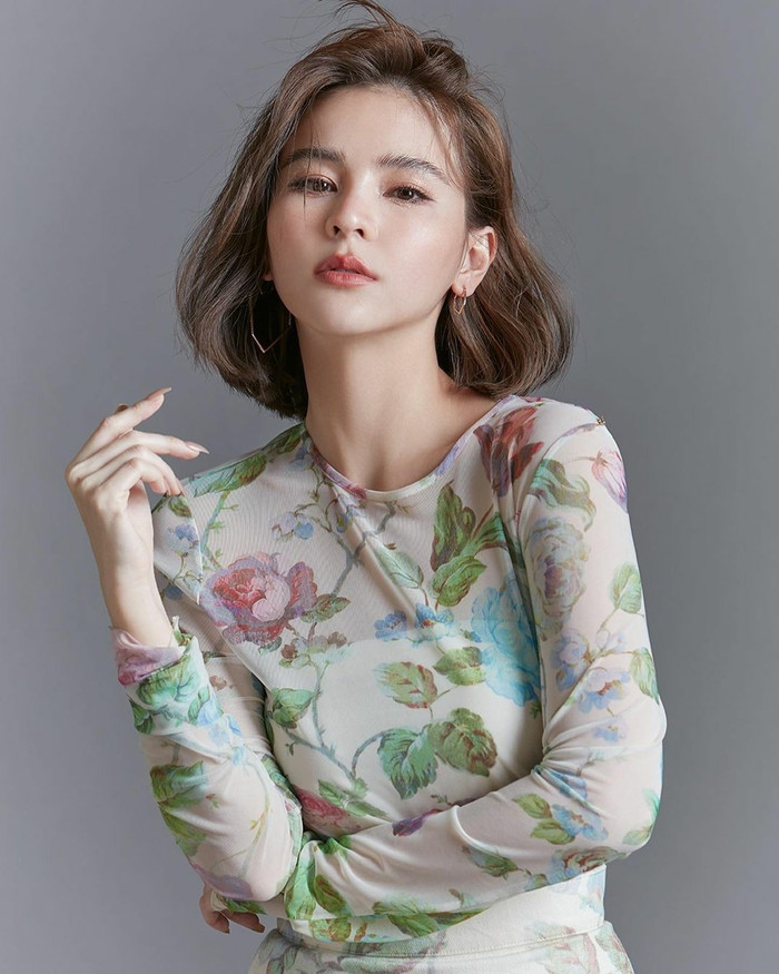 Ngoại hình nhỏ nhắn, gương mặt thanh tú là lợi thế giúp Aom Sushar nhìn trẻ hơn so với nhiều diễn viên bằng tuổi khác. Mỹ nhân Ngôi nhà hạnh phúc bản Thái thường xuyên nhận những vai học sinh, ngây thơ trẻ tuổi cũng bởi ngoại hình của mình.