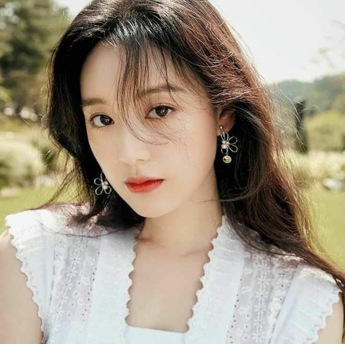 Nét đẹp của Kim Ji Won được ví tựa nàng thơ. Cô thể hiện một một sức hút thanh lịch, sang trọng thể hiện qua nét mặt cùng cử chỉ tao nhã của bản thân.