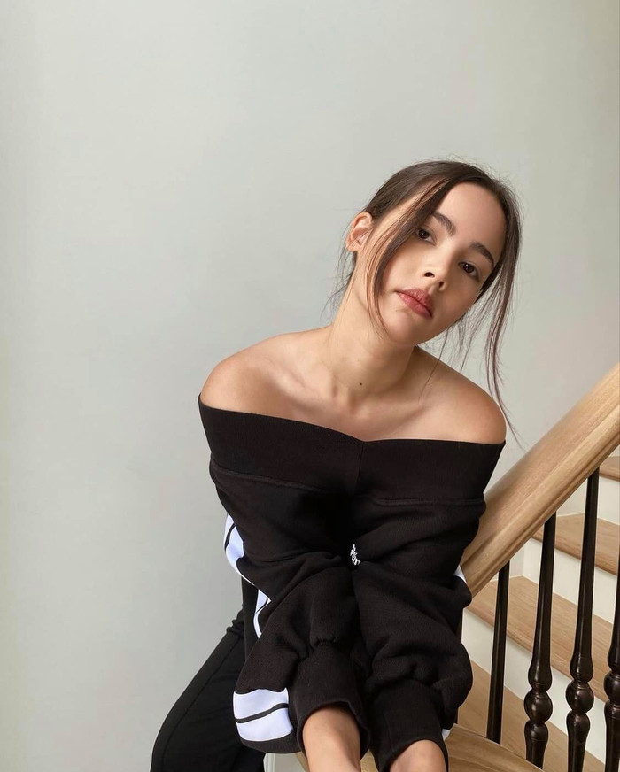 Yaya Urassaya là một trong những nữ diễn viên nổi tiếng, tài sắc vẹn toàn của màn ảnh Thái Lan. Mang trong mình hai dòng máu, Yaya Urassaya gây sốt bởi nét đẹp tự nhiên riêng biệt, cô có thể biến hóa bản thân ở nhiều phong cách khác nhau. Từng đường nét tinh tế trên gương mặt của cô nàng khiến người nhìn trầm trồ. 