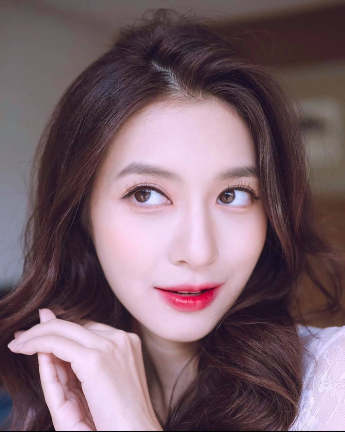 Nữ diễn viên của đài 3 ghi dấu ấn trong lòng người xem bởi ngoại hình xinh đẹp và quyến rũ. Mew Nittha chuộng phong cách đơn giản nhưng không kém phần thanh lịch và lịch sự.