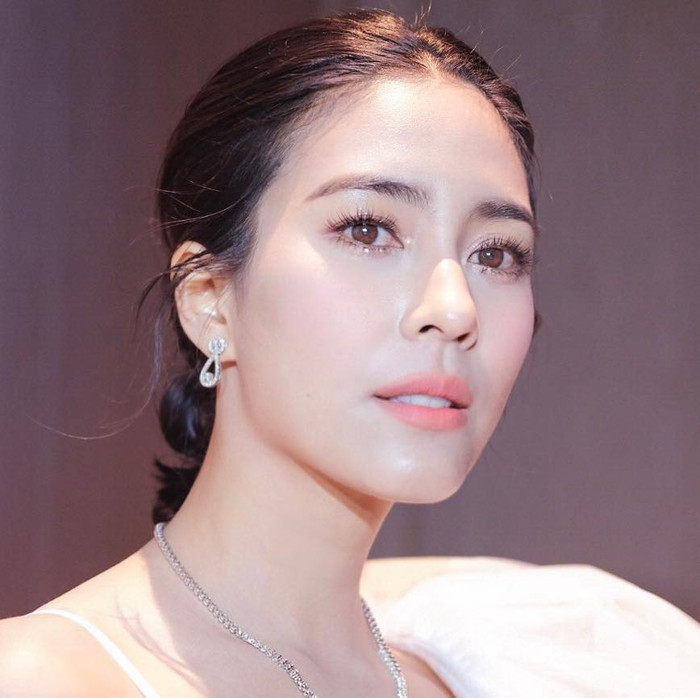 Jooy Warattaya càng ngày càng trẻ ra, nhiều người nhận xét vui là do cô lấy chồng nhỏ tuổi hơn.