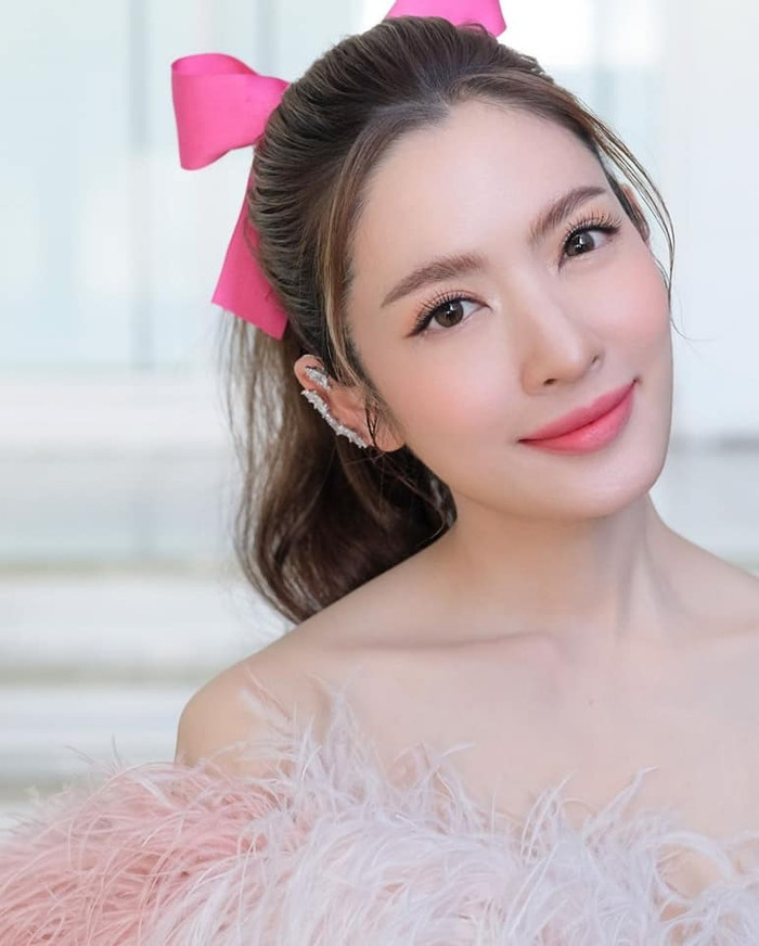 Nhắc đến mỹ nhân lão hóa ngược chắc chắn không thể bỏ qua bà mẹ đơn thân Aff Taksaorn.