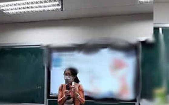 Xuất hiện trong giờ Sinh học, cô giáo khiến cả lớp nhìn chằm chằm vào bộ trang phục đang diện trên người Ảnh 2