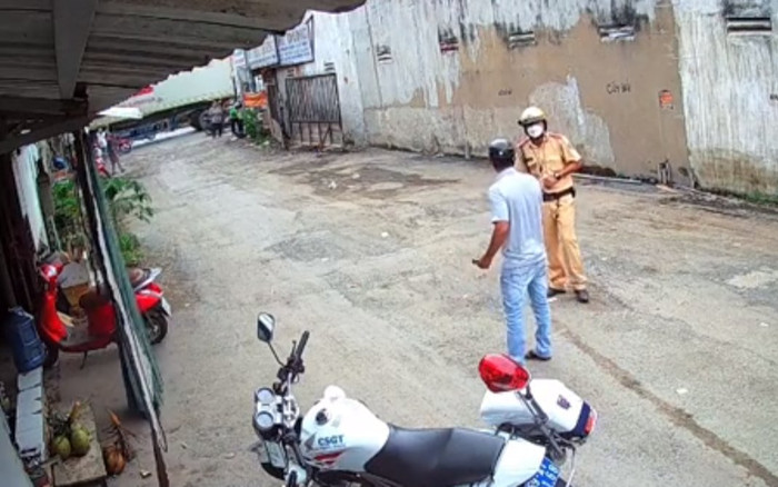 Thanh niên 'uống 4 chai' vẫn đi xe còn thách thức CSGT: 'Anh sợ dịch hả, anh sợ chết à?' Ảnh 2