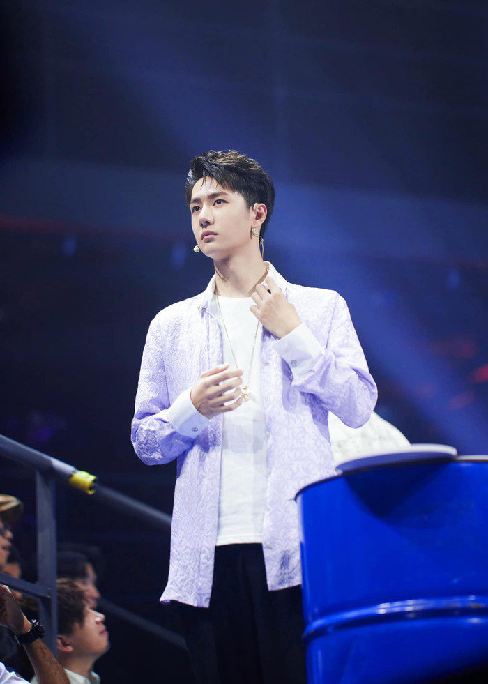 Vương Nhất Bác thể hiện tốt tinh thần bài hát.