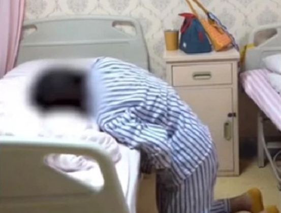 Cô gái đau đớn sau khi phá thai. 