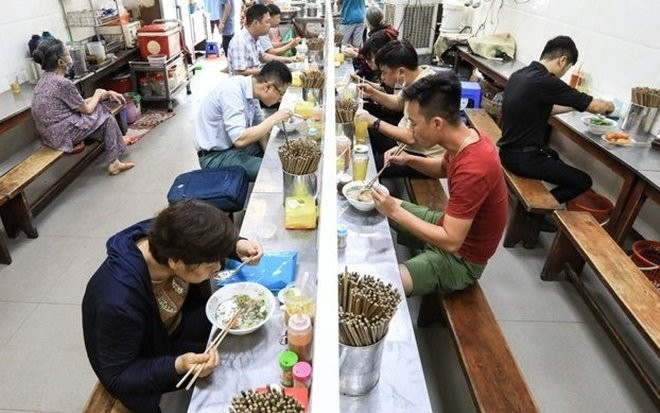 TP.HCM: Đề xuất hàng quán ăn uống tại chỗ mở đến 21h, thí điểm bán rượu bia tại quận 7 và TP. Thủ Đức Ảnh 2