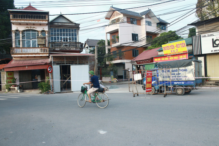 Hà Nội khẩn tìm người từng đến tiệm cắt tóc liên quan nữ cán bộ Tòa án dương tính SARS-CoV-2 Ảnh 1