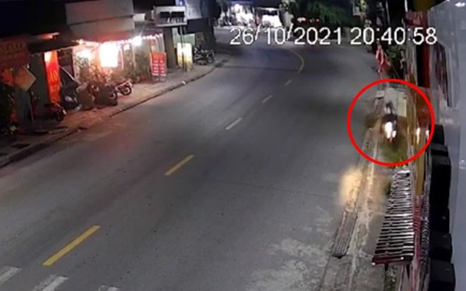 Clip: Sau pha ôm cua nguy hiểm, 3 nữ sinh cùng chiếc xe máy ngã văng xuống đường Ảnh 2