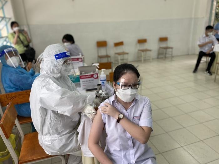 TP.HCM: Hơn 300 học sinh đầu tiên trường THPT Lương Thế Vinh – Quận 1 chính thức tiêm vaccine COVID-19 Ảnh 5