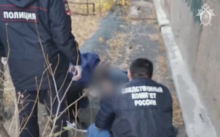 Thấy vali bị bỏ trên đường nên mở ra xem, đám trẻ sợ hãi chạy tán loạn khi thấy vật bên trong Ảnh 2