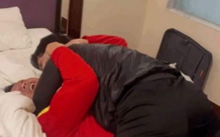 Cận cảnh thủ môn Bùi Tấn Trường tung 'clip nóng' bị Công Phượng 'cưỡng hôn' Ảnh 2