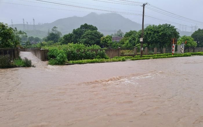 Mưa lớn nhiều giờ, nhiều tuyến đường ở Hà Tĩnh bị ngập sâu Ảnh 2
