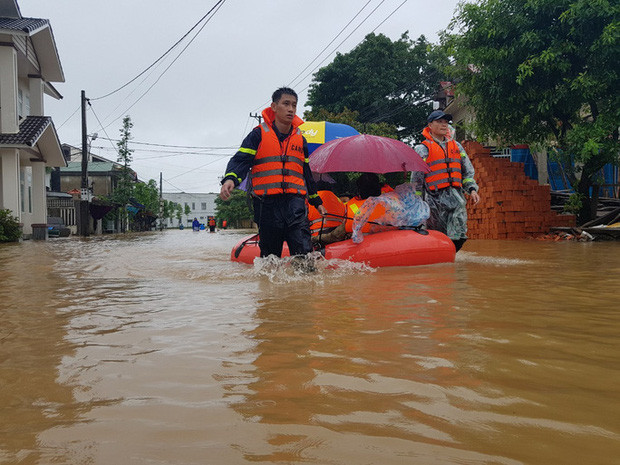 Lực lượng chức năng dùng xuồng hơi giải cứu hàng trăm học sinh kẹt trong trường bị nước lũ bao vây Ảnh 3