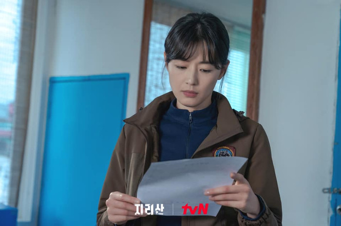 'Jirisan' tập 2: Jun Ji Hyun tiết lộ quá khứ đau lòng và Joo Ji Hoon xuất quỷ nhập thần Ảnh 6