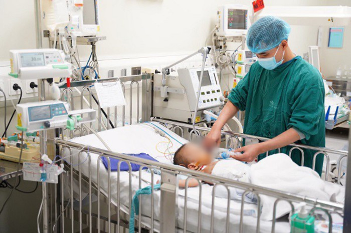 Bác sĩ chăm sóc sức khoẻ, điều trị cho bệnh nhi.