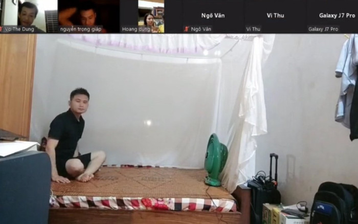 Chỉ một cái phẩy tay, thầy giáo bỗng xuất hiện 'bao ngầu' trong lớp học online khiến học trò trầm trồ Ảnh 2