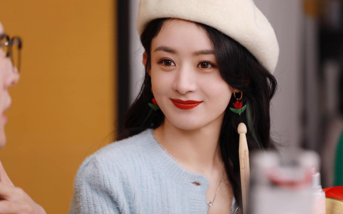 Triệu Lệ Dĩnh diện croptop khoe eo đáng yêu hết nấc, thoát tội 'copy' style tiểu hoa đán số 1 Cbiz rồi Ảnh 2