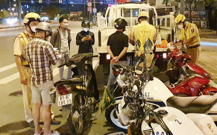 Ngày đầu quán nhậu bán tại chỗ, nhiều trường hợp vi phạm nồng độ cồn bị xử phạt Ảnh 2