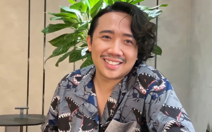 Trấn Thành tiếp tục xuất hiện đầy 'biến hóa' với kiểu tóc dài xoăn nhưng lần lại này vắt sang một bên Ảnh 2