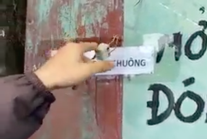 Xuất hiện clip 'Tịnh thất Bồng Lai' bị đối tượng lạ cầm mã tấu đến phá hỏng chuông cửa, chém thủng 2 cửa Ảnh 6