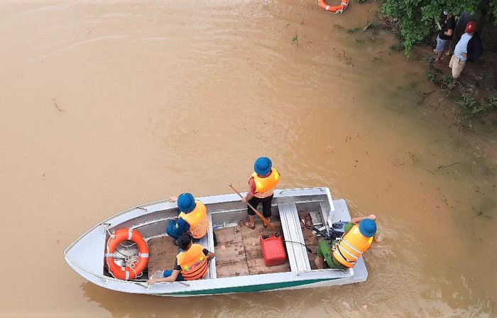 Lực lượng chức năng tìm kiếm nữ sinh. Ảnh: Huệ Minh/Thanh Niên