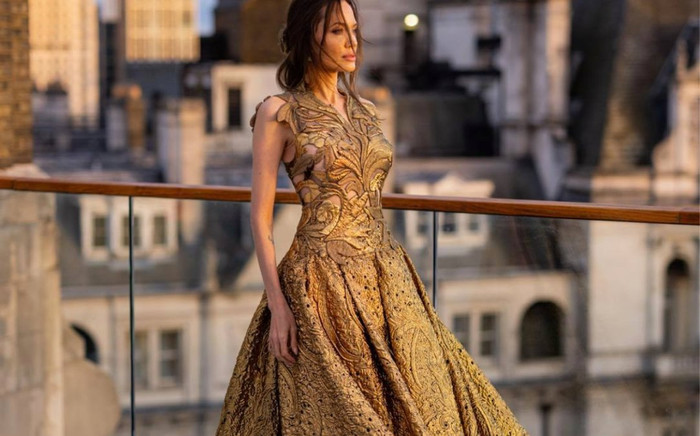 Angelina Jolie được ví như nữ hoàng trong bộ váy Valentino Haute Couture Ảnh 2