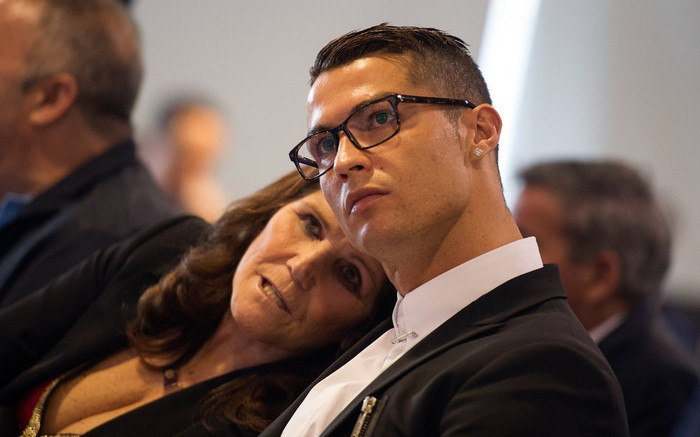 Ronaldo có 'bám váy mẹ' hay không? Ảnh 2