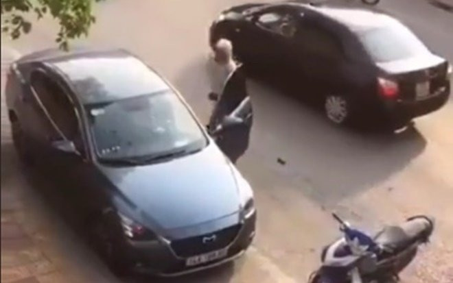 Thấy chồng chở nhân tình trên phố, vợ chặn đầu xe cầm mũ bảo hiểm lao vào đánh chửi tới tấp Ảnh 2