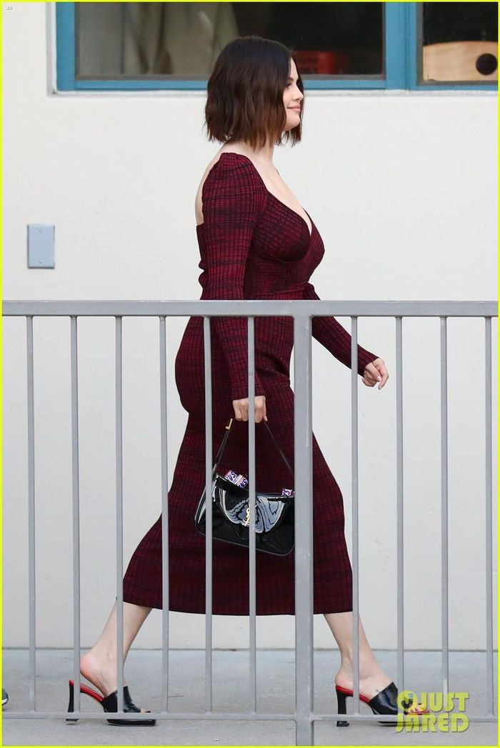 Điều thú vị ở chỗ, chiếc túi xách chữ nhật YSL vintage cả chục triệu đồng của Selena lại chứa đầy  bánh Snickers