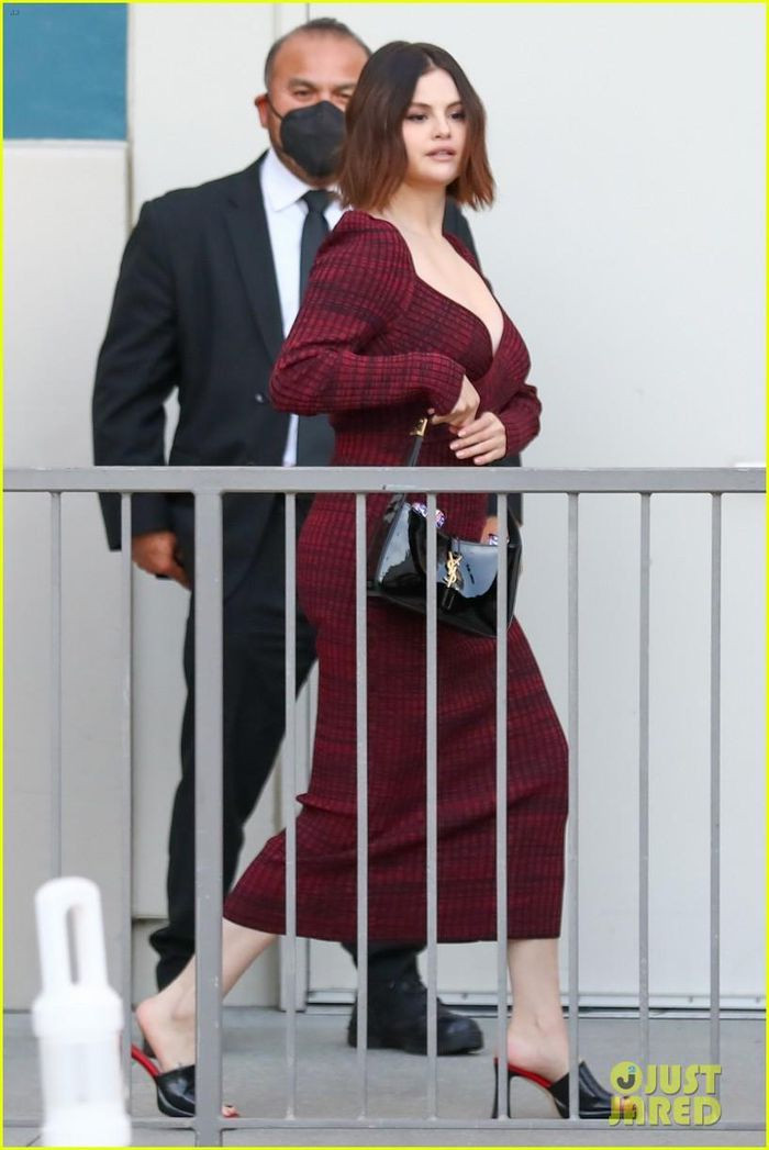 Cô đi cùng vệ sĩ để chuẩn bị ra về dù thân hình có phát phì nhưng cô vẫn nhận được lời khen từ công chúng