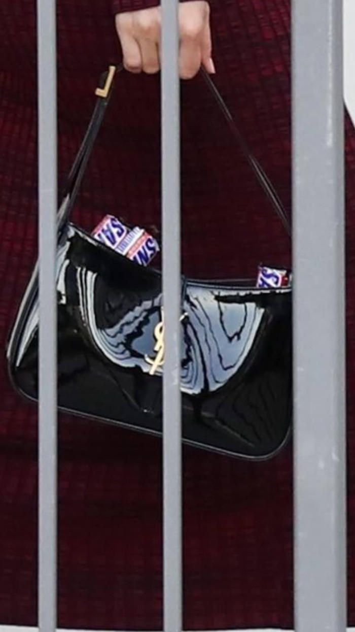 Các fans cho rằng những chiếc bánh snickers này giúp cô ăn chống đói trong những ngày quay hình dài dằng dặc 