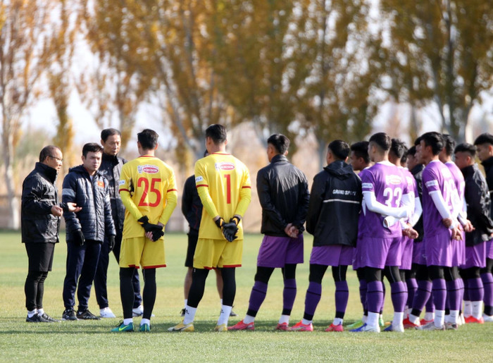 HLV Park Hang Seo phê bình các học trò sau trận thắng U23 Đài Loan (Trung Quốc). Ảnh: VFF