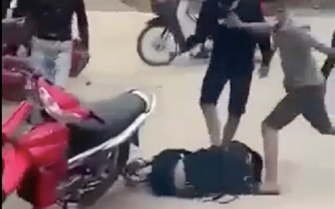 Vụ nam sinh bị hành hung, ném đá vào đầu, đạp xuống vũng nước: Tạm giữ hình sự 2 đối tượng Ảnh 2