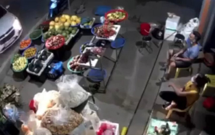 Đang ngồi bán trái cây, người phụ nữ bỗng giật thót mình khi thấy hành động này của tài xế ô tô Ảnh 2