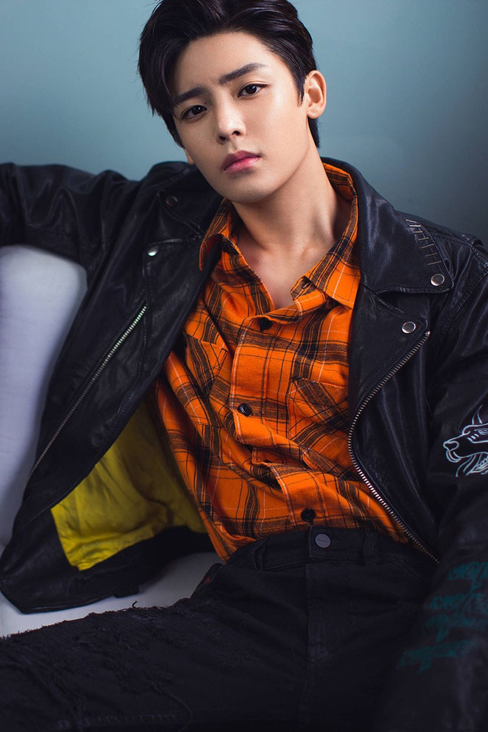 Hầu Minh Hạo, sinh năm 1997 là sao nam triển vọng của Cbiz. Anh chàng sở hữu nhiều lợi thế nổi bật như khuôn mặt trẻ trung, năng động, thân hình săn chắc, giọng hát ngọt ngào, vũ đạo tốt và khả năng diễn xuất khá ổn. Tin rằng, trong tương lai không xa, Hầu Minh Hạo bằng năng lực của bản thân sẽ gặt hái được nhiều thành công hơn nữa.