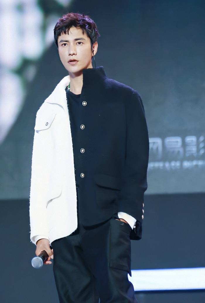 Trần Khôn thuộc thế hệ diễn viên 7x tài năng của làng giải trí Trung Quốc cùng Huỳnh Hiểu Minh, Châu Tấn,... Để có được thành công như ngày hôm nay, anh đánh đổi bằng mồ hôi, nước mắt và sự nỗ lực không ngừng nghỉ. Ngôi sao hạng A của Cbiz còn là người khá kín tiếng trong chuyện đời tư.