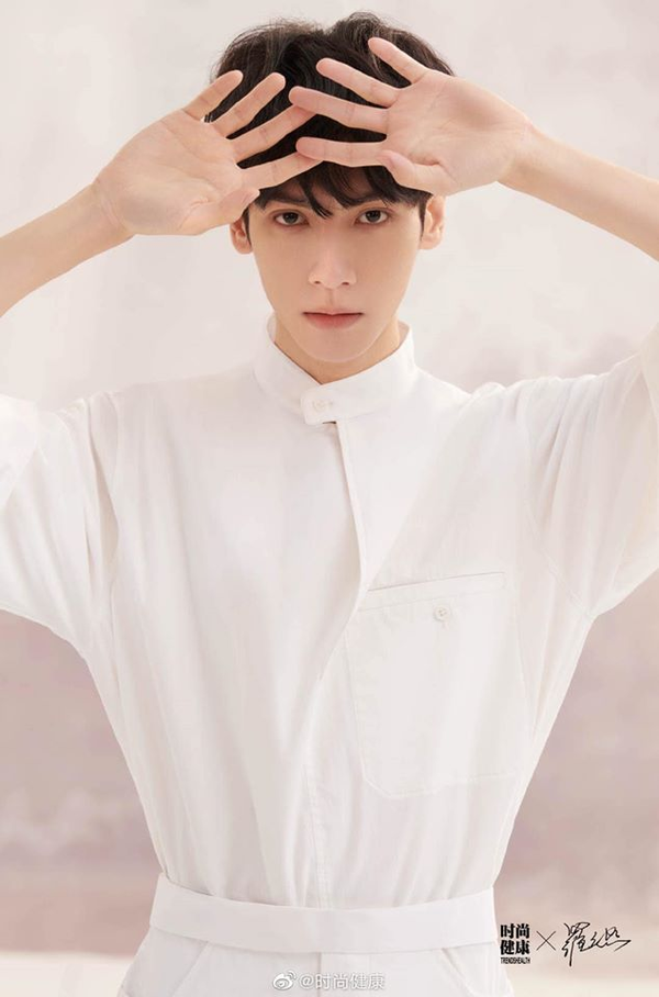  La Vân Hi chinh phục biết bao con tim nhờ nhan sắc khác biệt của mình. Chiều cao ghi trong profile của La Vân Hi là 1m77 nhưng nhiều người vẫn hoài nghi về con số này. Anh chàng cũng thường xuyên phải sử dụng đến đồ 'hỗ trợ' để có cảnh quay đẹp nhất. 