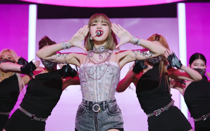 Lisa (BlackPink) trở thành nữ nghệ sĩ solo KPop đầu tiên đạt được điều này trên BXH Vương quốc Anh Ảnh 2